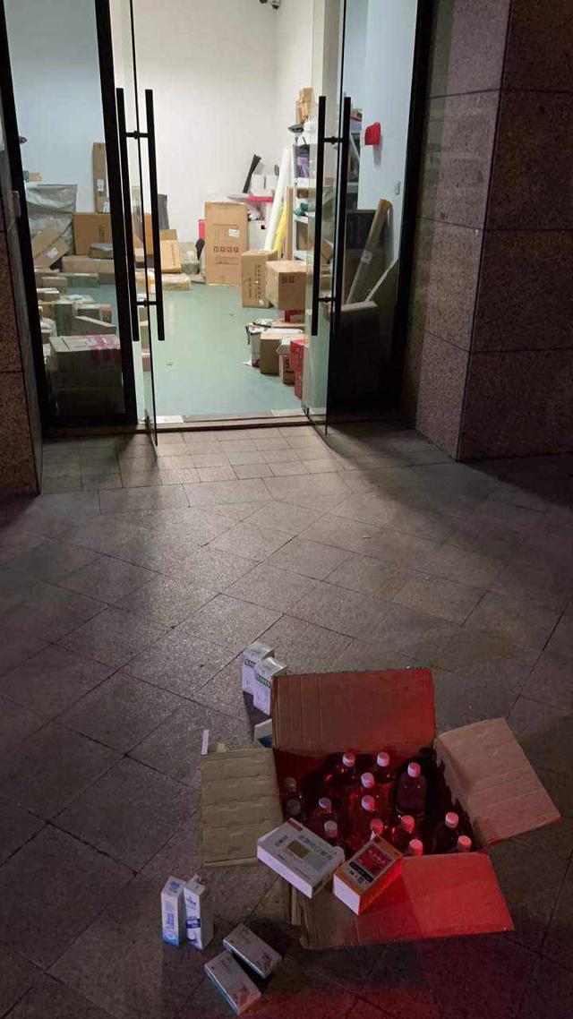幫大家采購的酒精等藥品送到小區樓下.jpeg
