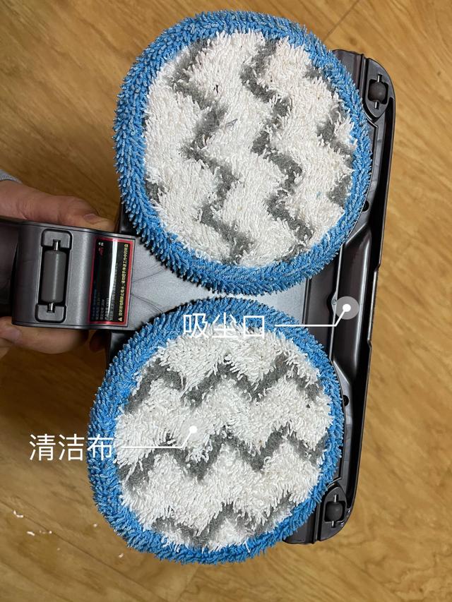 在擦地推動過程中，吸塵口先吸凈地面.jpeg