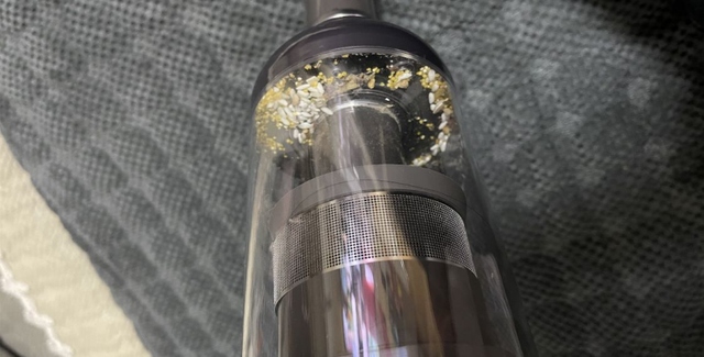 這是吸了之后的塵杯，清晰可見吸進去的東西。.png