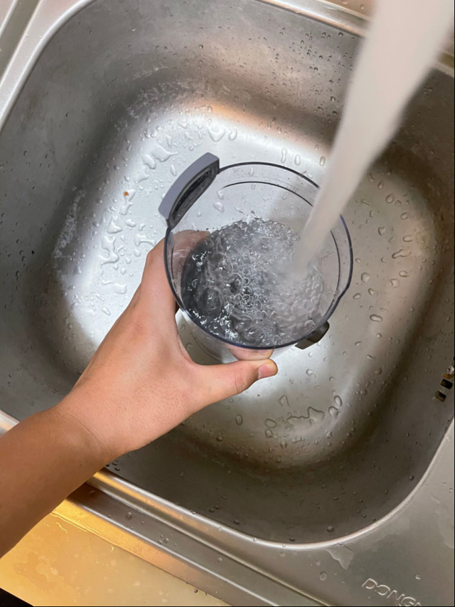 然后直接倒掉塵杯里的垃圾，可直接上水沖，晾干就可以繼續使用。.png