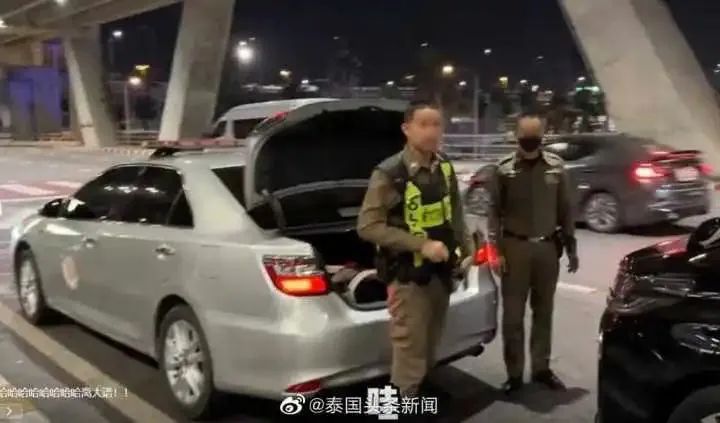 中國女游客稱在泰國買到警車接機服務，還能加錢預定警車開道？泰國警方回應