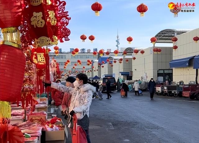 在北園春年貨市場，市民正在選購春節裝飾品.jpg