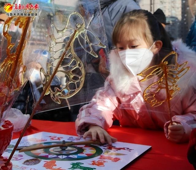 年貨節現場，手工糖畫吸引了眾多小朋友，小朋友可以通過轉盤選擇圖案.jpg