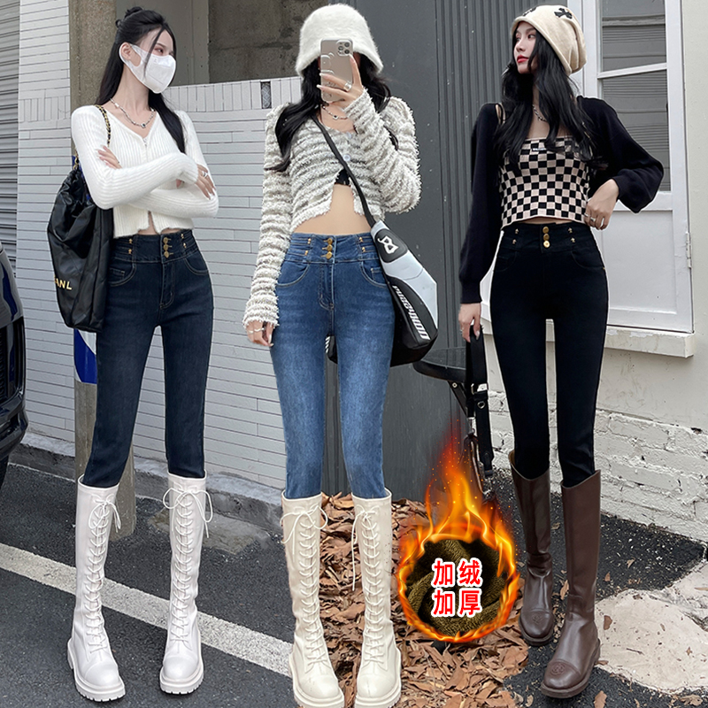 深色系的小腳牛仔褲，如魔術(shù)般地為穿著者帶來(lái)了顯瘦的效果