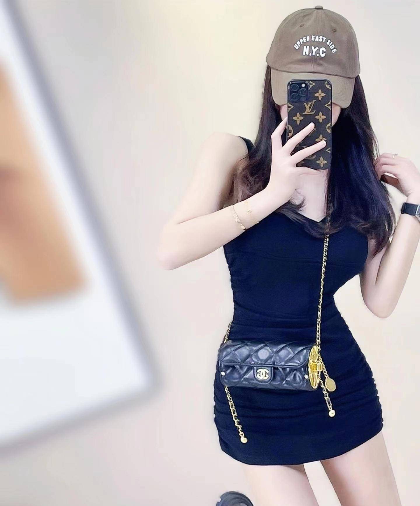 現在的女生太會打扮了，簡單的連衣裙就可以動人心弦