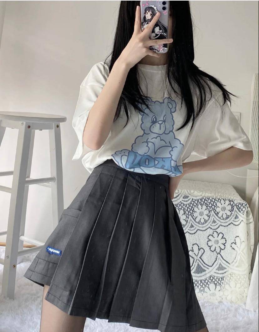 短裙搭配絲襪，每個女生都應該有一套這樣的打扮 