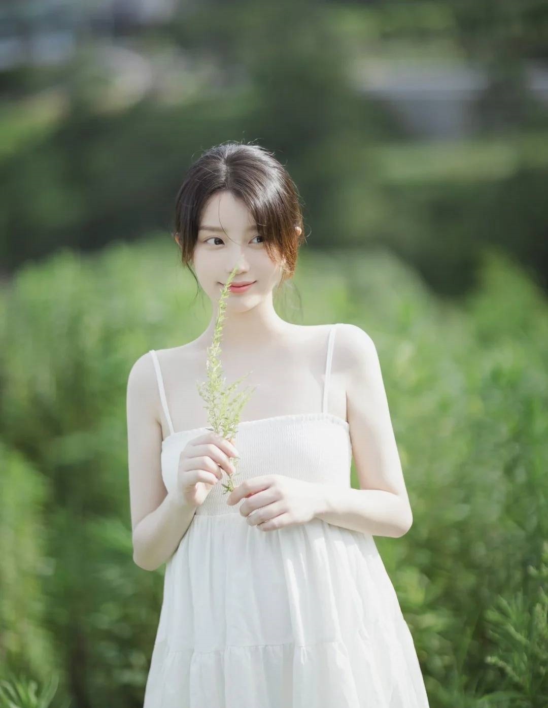 純白尤物少女的鄉間穿搭：夢幻般的白色吊帶長裙，宛如仙女下凡一般 