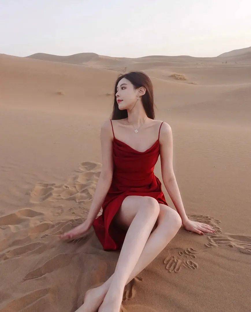 紅色吊帶裙的誘惑：她如何憑借一襲紅裙，撩動萬千心弦？ 