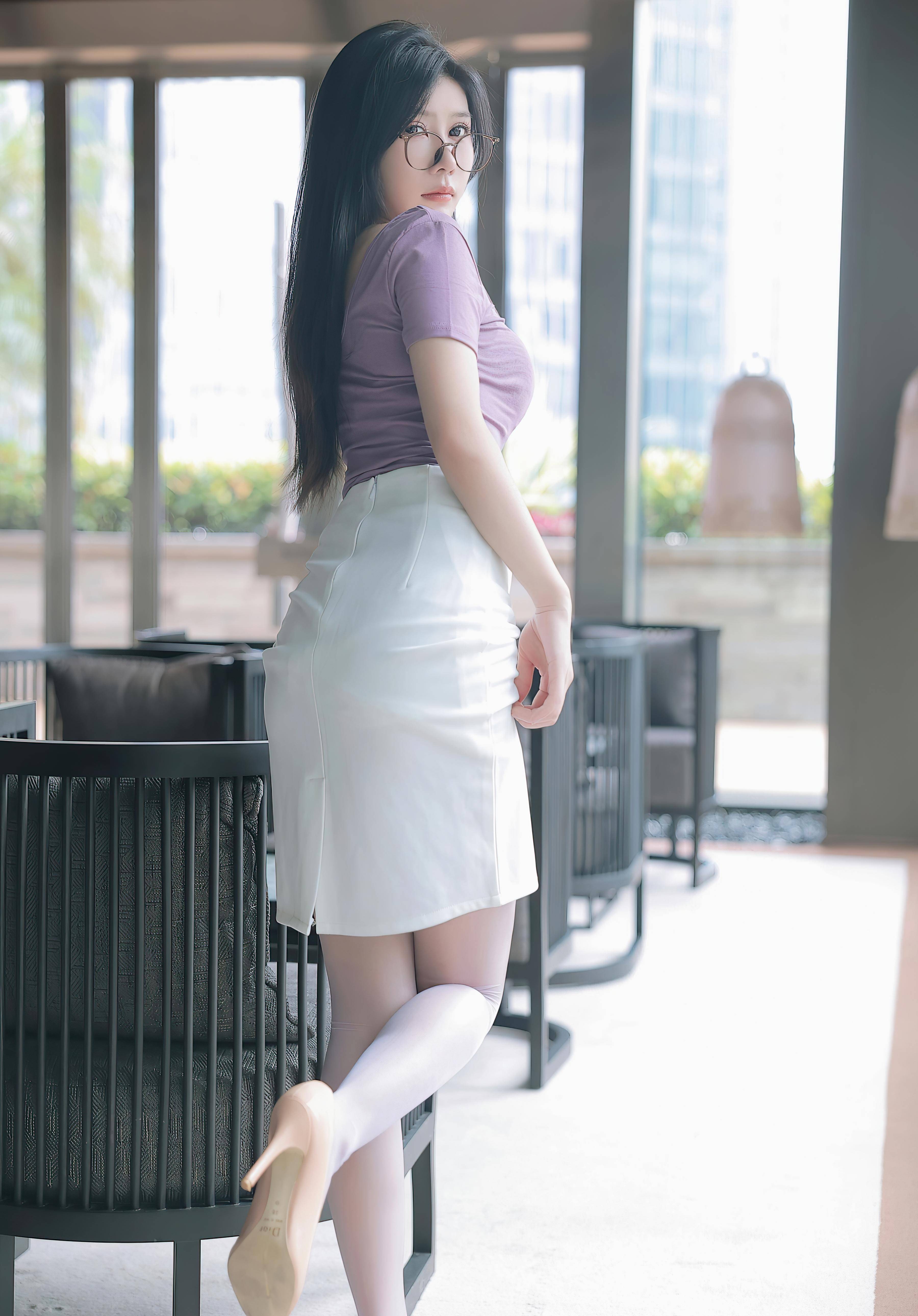 眼鏡美女包臀裙，盡顯修長大長腿