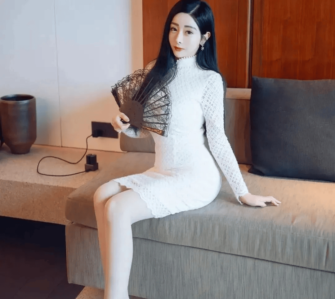 典雅蕾絲長裙綻放婀娜魅力，嬌媚動人盡顯華麗之美