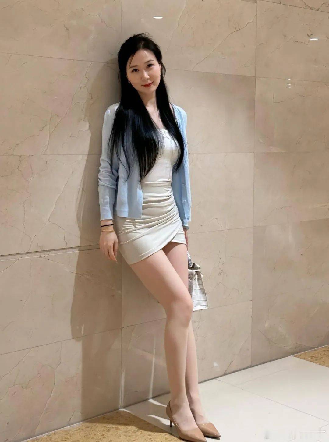 白色純欲風(fēng)，蕾絲吊帶小背心搭配長裙，既有氣質(zhì)又好穿