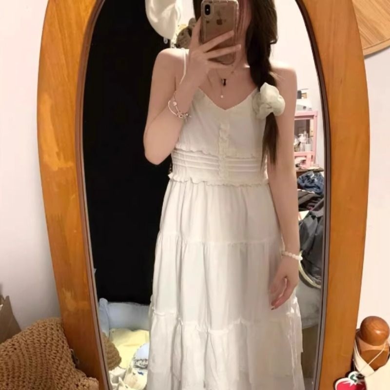 蕾絲連衣裙是一種優雅迷人的服飾，它展現了女性的魅力和自信