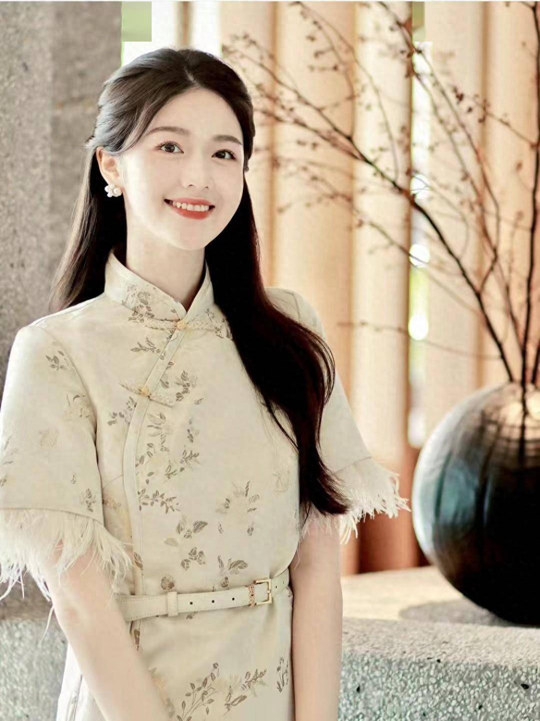 真見過大場面女人，裙子早就買這“3個”色系了，美的優雅又高級