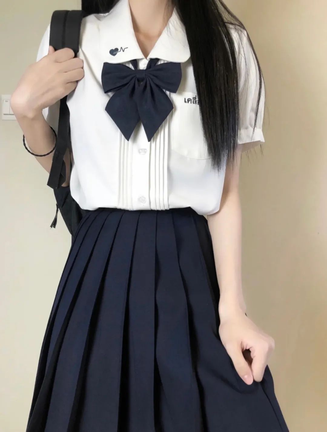 泰式襯衫和藏藍色的純色JK裙.jpg