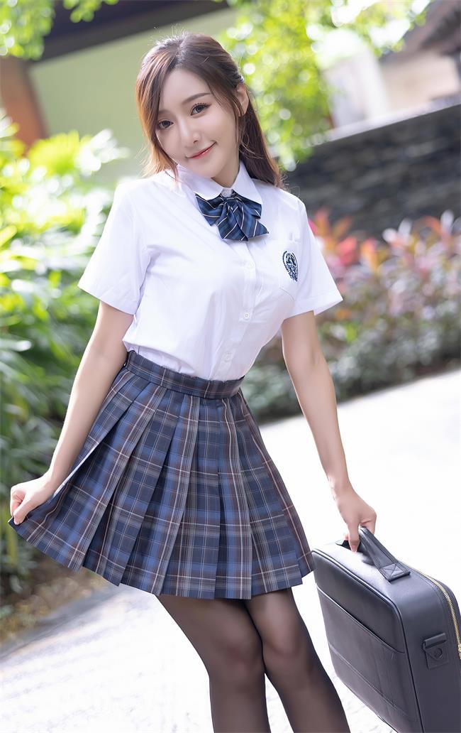 格子裙黑絲高跟鞋，優雅站姿迷人眼